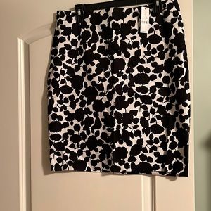 New York and Company lightweight black and white skirt size 10 straight skirt
